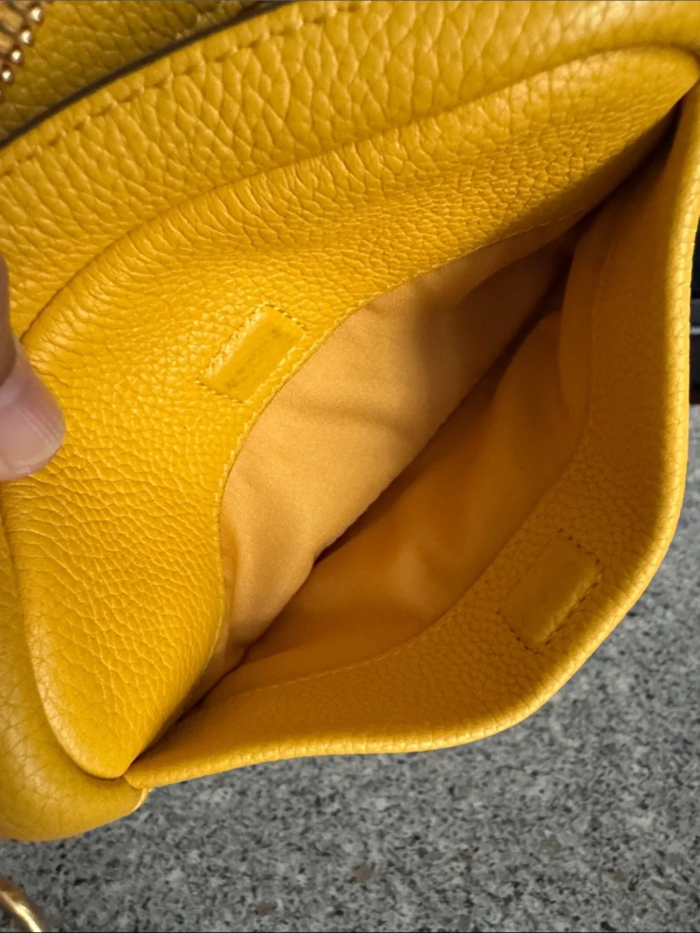💛Tory Burch 🌻Pebbled Leather Logo Camera Bag - Yellow